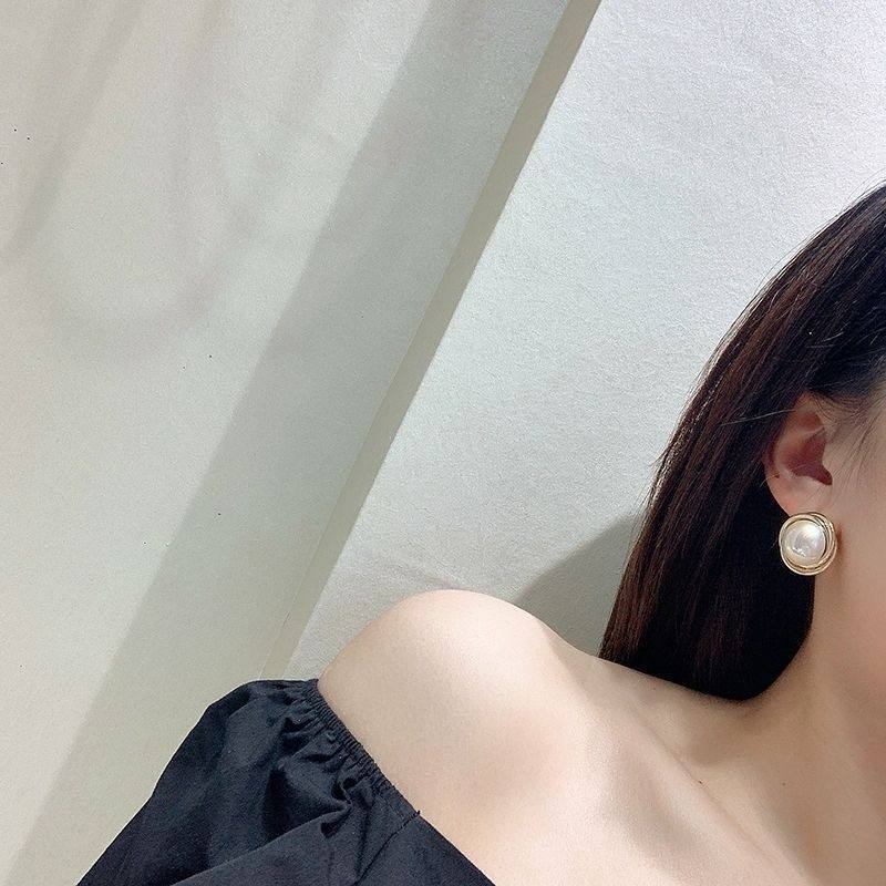 Chic-Pearl-Stud-Earrings 2