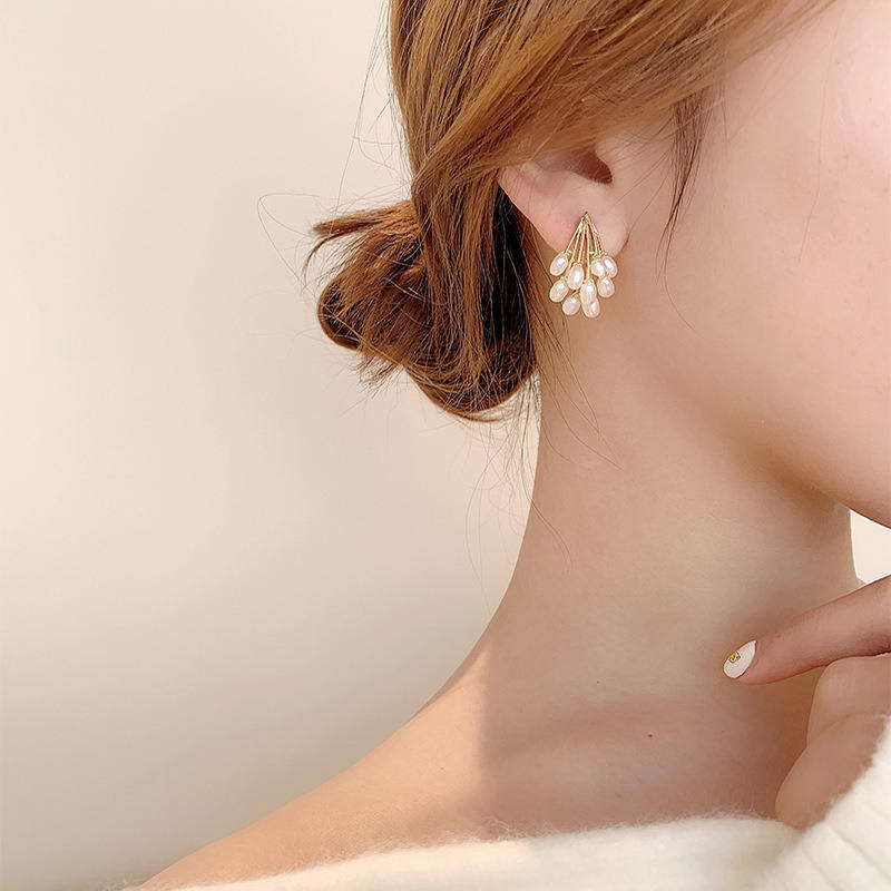 Elegant-Clustered-Pearls-Earrings 2