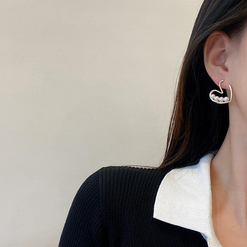 Minimal-Heart-Pearls-Earrings 2