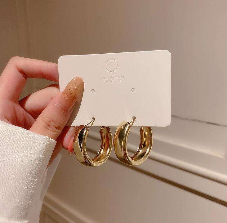 Minimalist-Gold-Hoop-Earrings 1