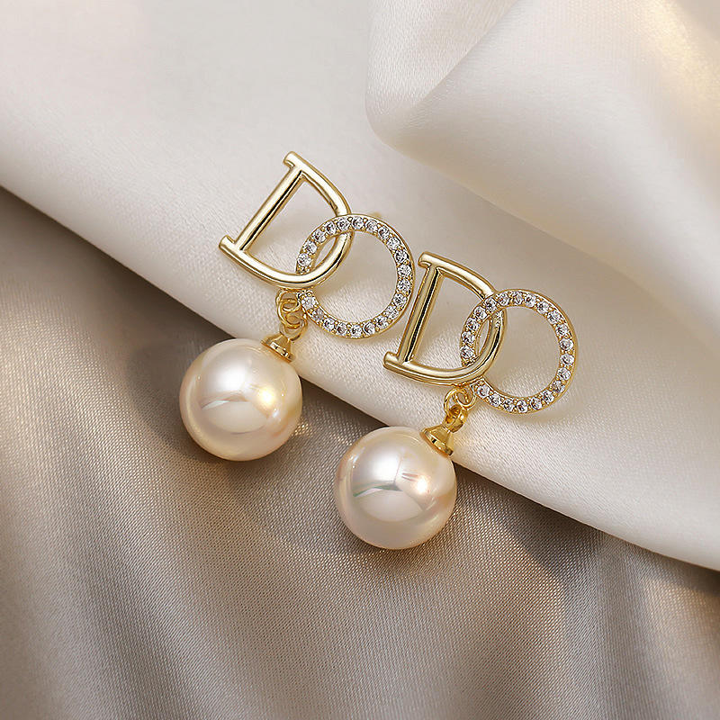 Statement-DO-Pearldrop-Darrings 1