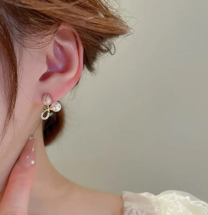 Tulip-Pearl-Crystal-Earrings 2