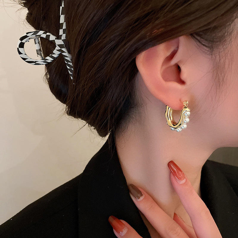 U-Shaped-Pearl-Hoop-Earrings 2