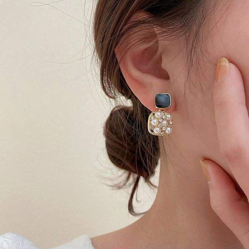 Black-Enamel-Square-Pearls-Earrings 2