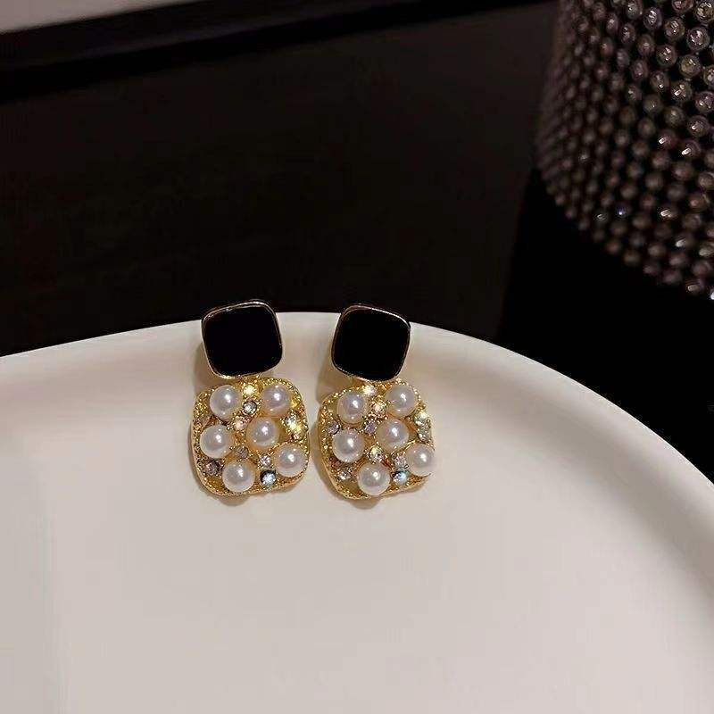 Black-Enamel-Square-Pearls-Earrings 3