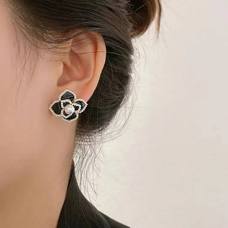 Black-Flower-Beaded-Earrings 2