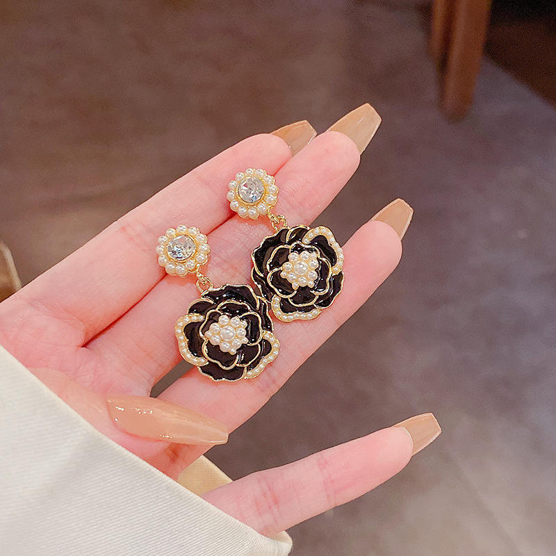 Black-Flower-Drop-Earrings 3