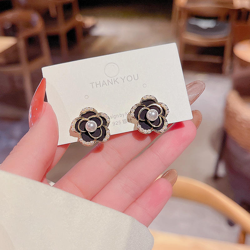 Black-Flower-Pearl-Earrings 1