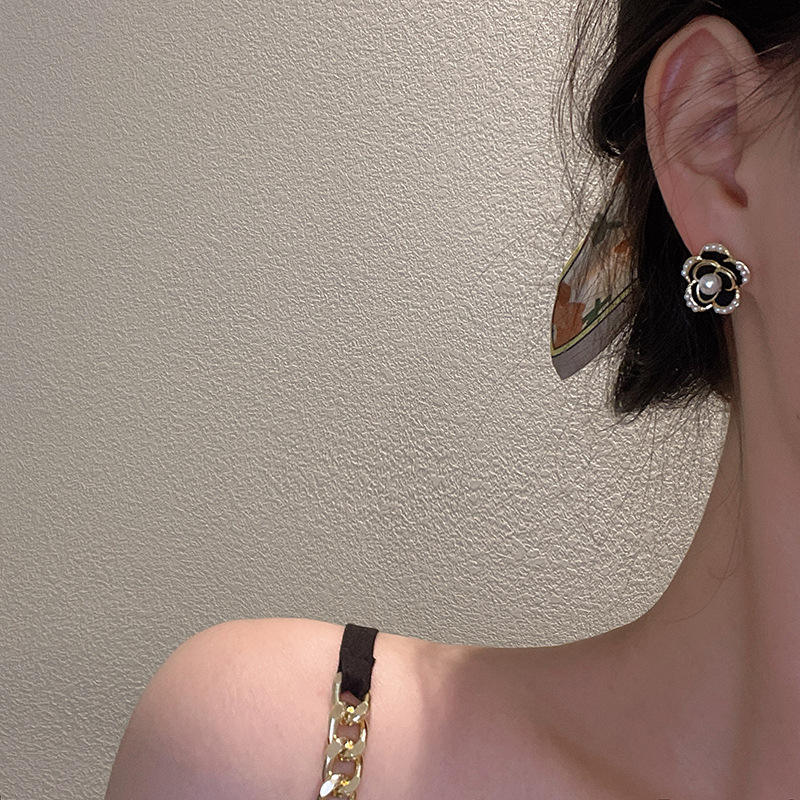 Black-Flower-Pearl-Earrings 2