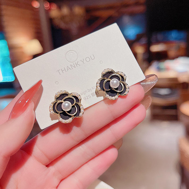 Black-Flower-Pearl-Earrings 3