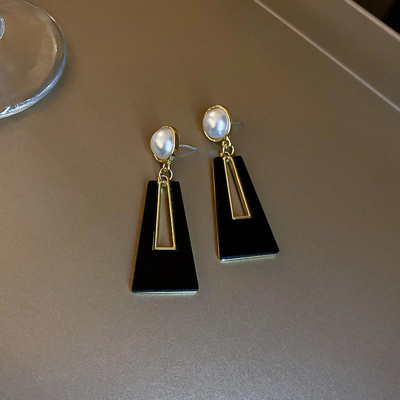 Black-Geometric-Drop-Earrings 1