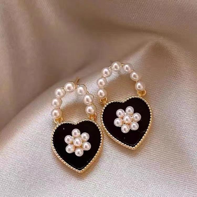 Black-Heart-of-Pearls-Earrings 1