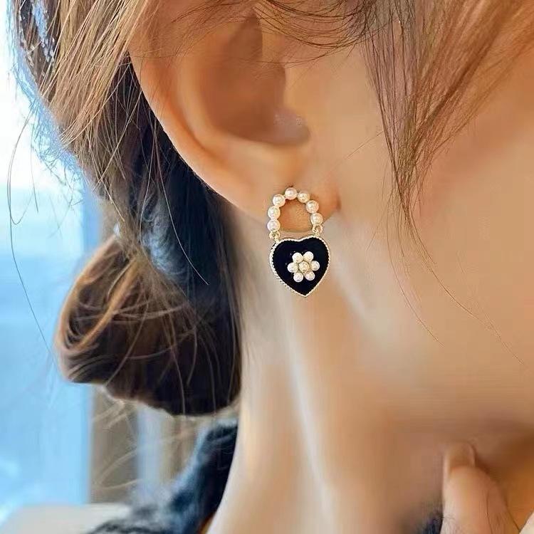 Black-Heart-of-Pearls-Earrings 2