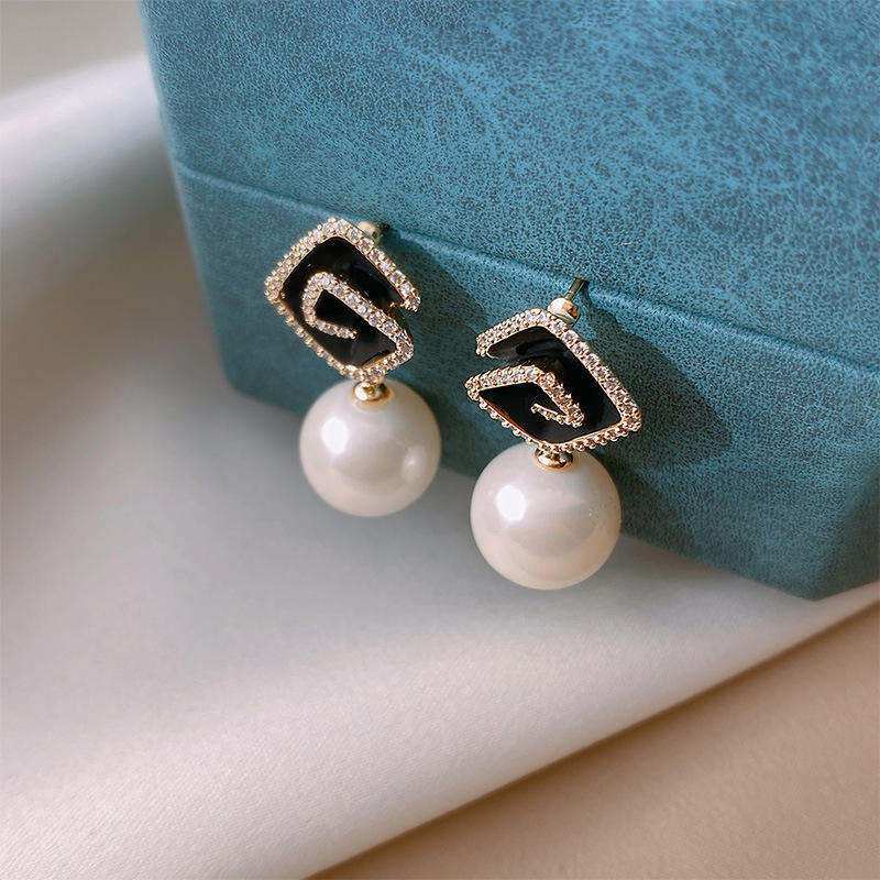 Black-Square-Pearl-Drop-Earrings 3