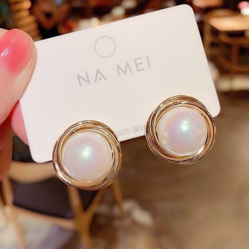 Chic-Pearl-Stud-Earrings 1