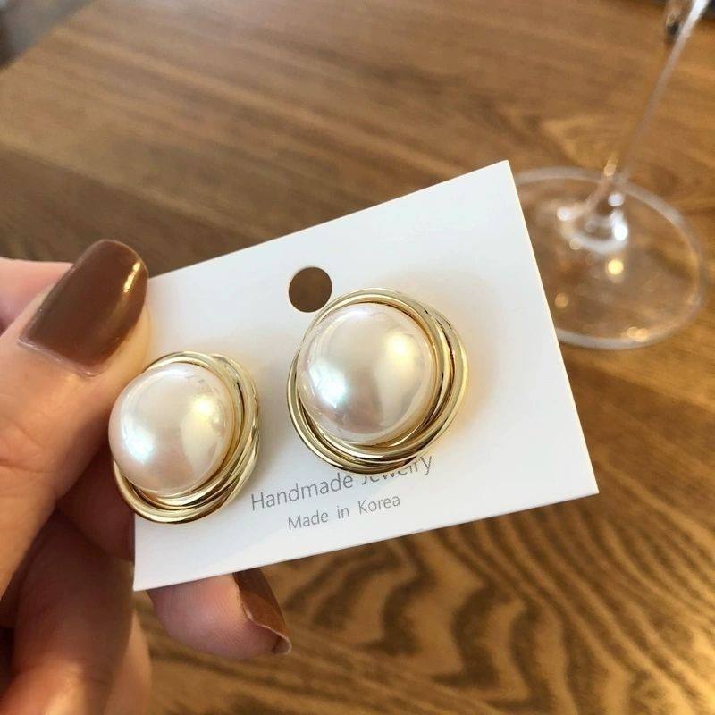 Chic-Pearl-Stud-Earrings 3