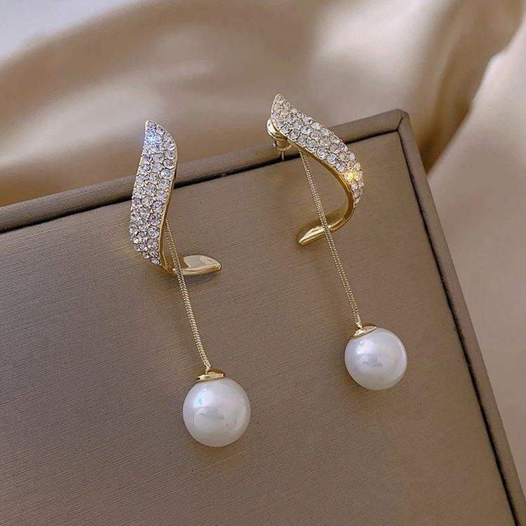Crystal-Tassel-Pearl-Earrings 3