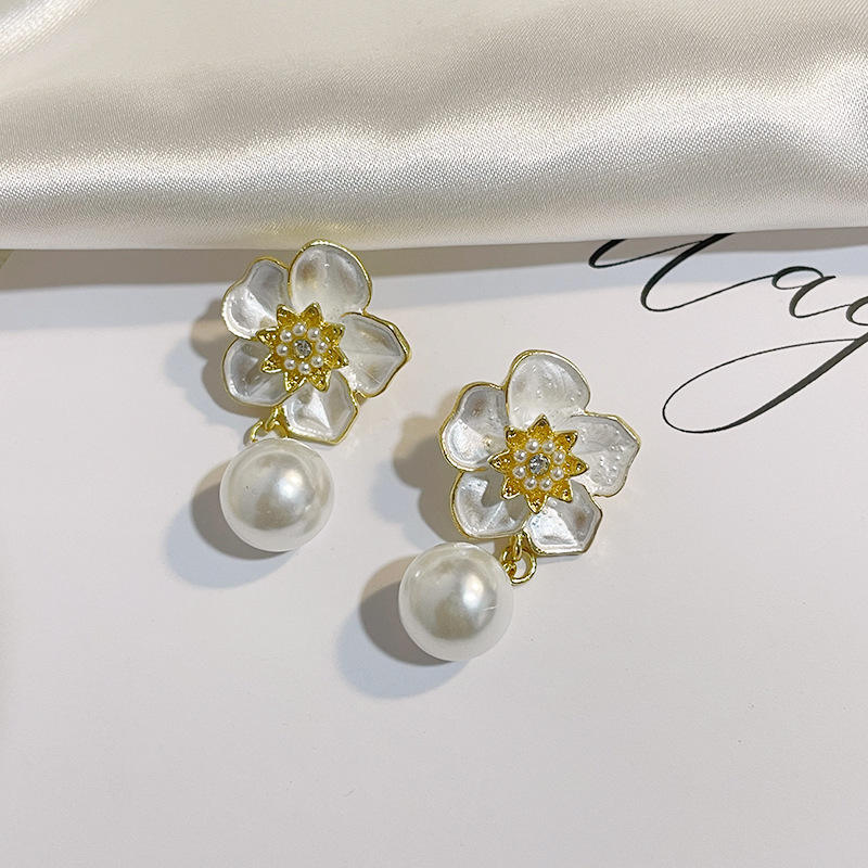 Cute-Flower-Pearldrop-Earrings 1