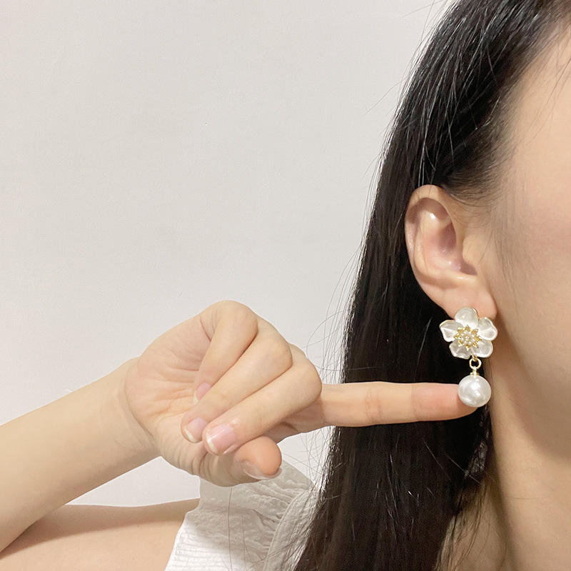 Cute-Flower-Pearldrop-Earrings 3