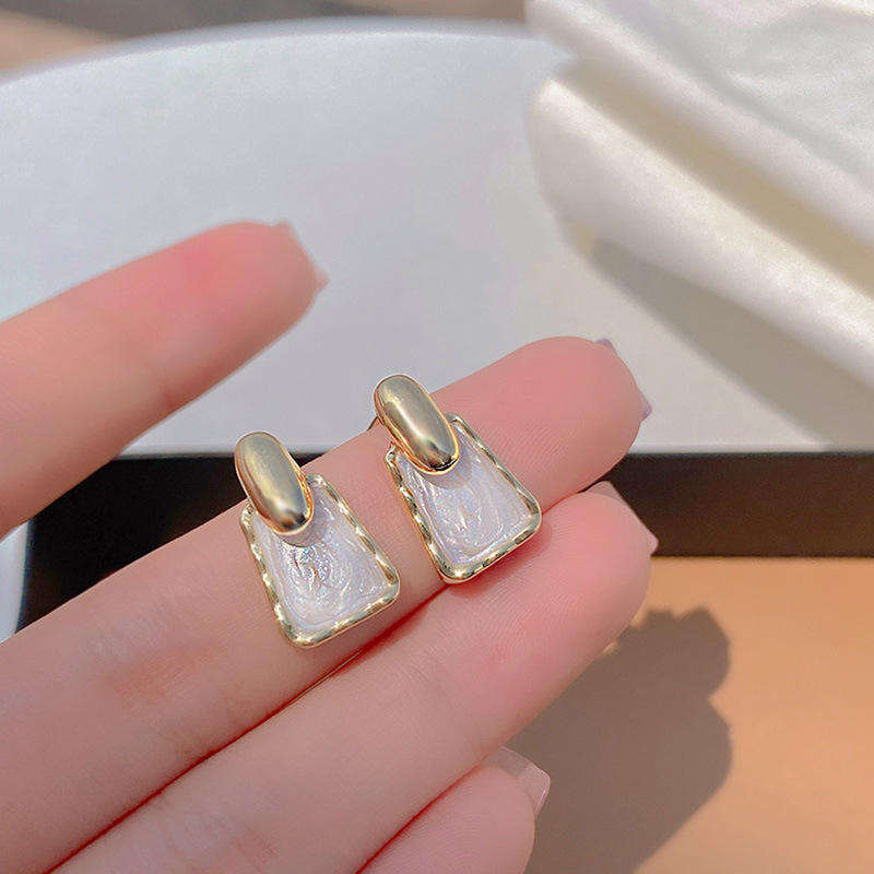 Dripping-Oil-Minimalist-Earrings 1