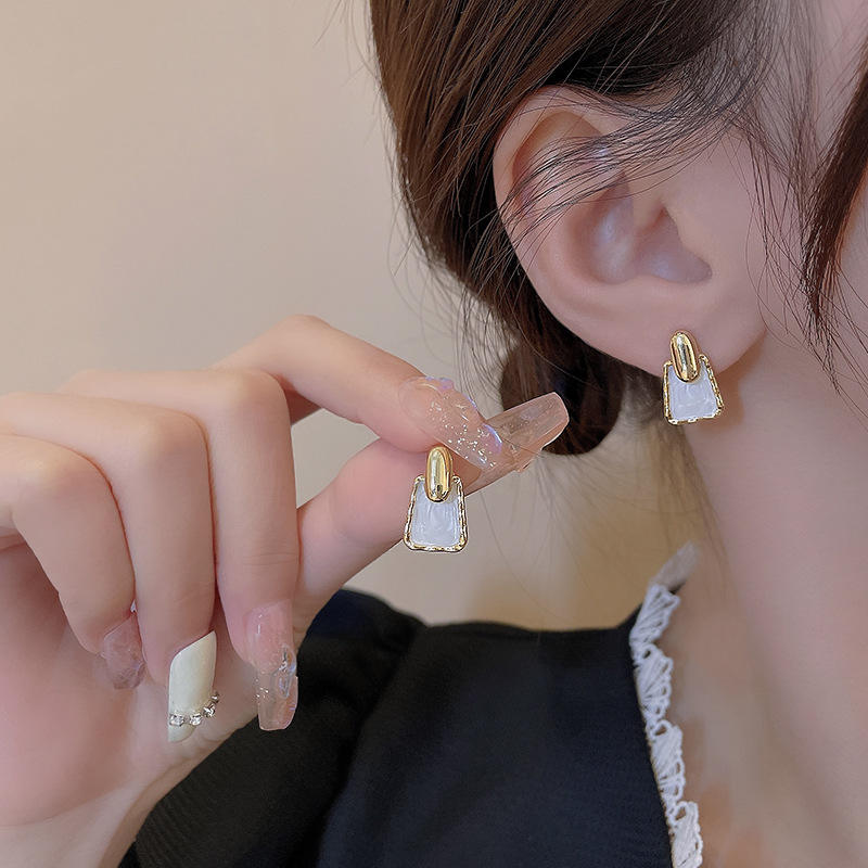 Dripping-Oil-Minimalist-Earrings 2