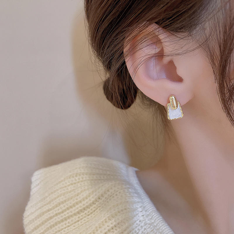 Dripping-Oil-Minimalist-Earrings 3