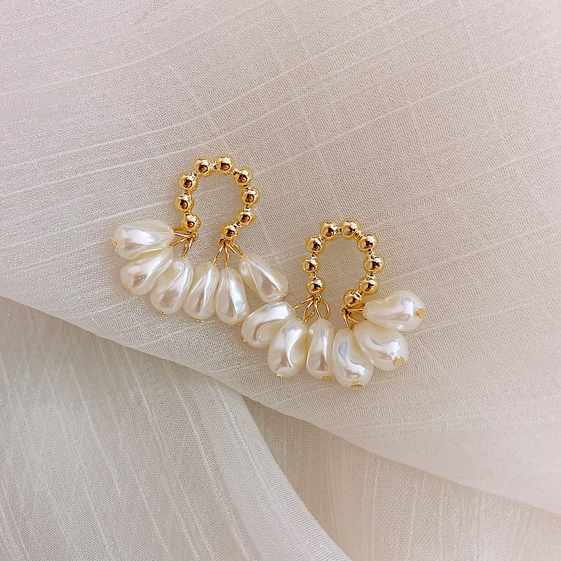 Elegant-Bunch-of-Pearls-Earrings 1