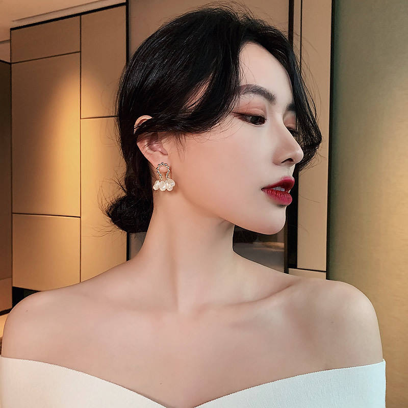 Elegant-Bunch-of-Pearls-Earrings 2