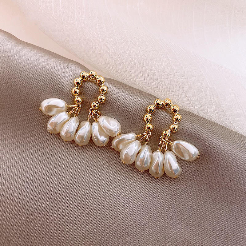 Elegant-Bunch-of-Pearls-Earrings 3