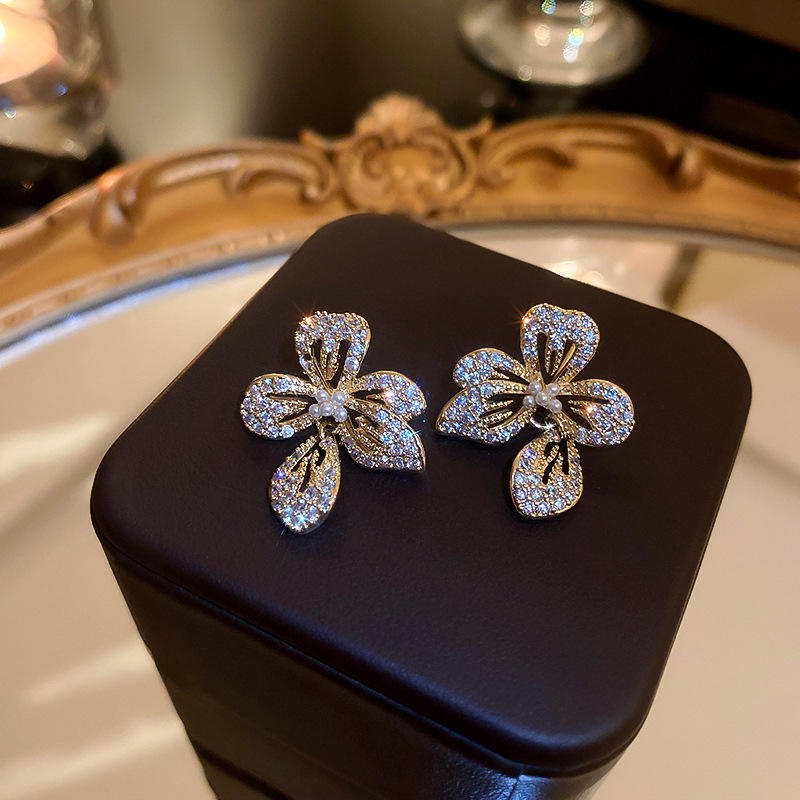 Exquisite-Rhinestone-Flower-Earrings 1