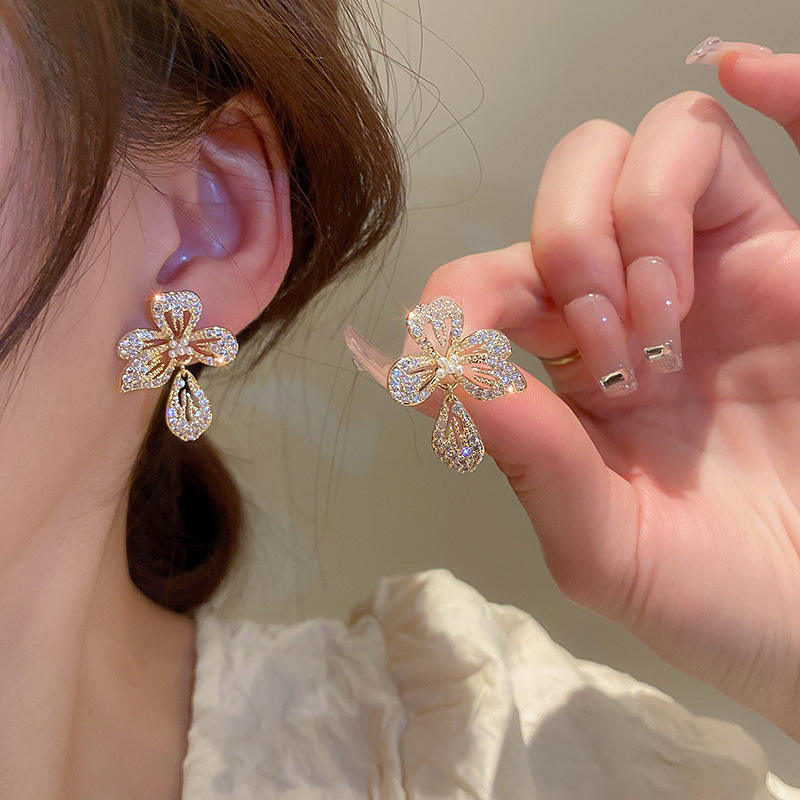 Exquisite-Rhinestone-Flower-Earrings 2