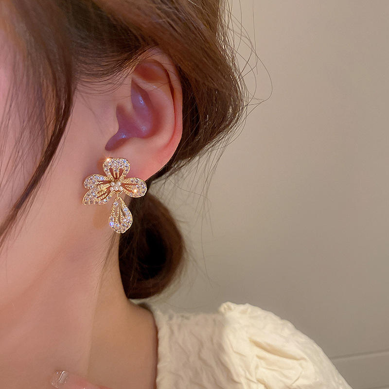 Exquisite-Rhinestone-Flower-Earrings 3