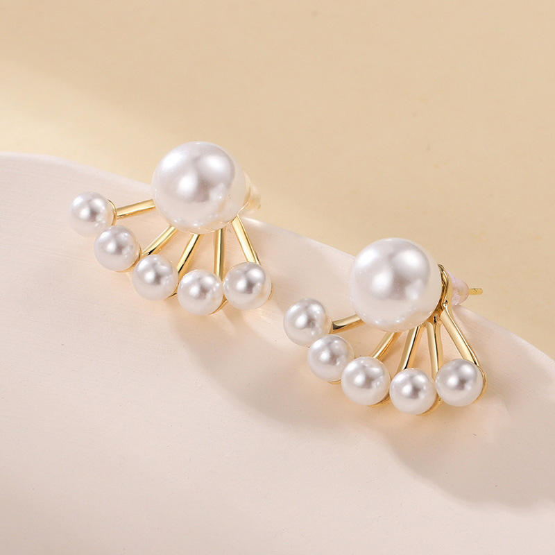 Fan-Shaped-Pearls-Earrings 1