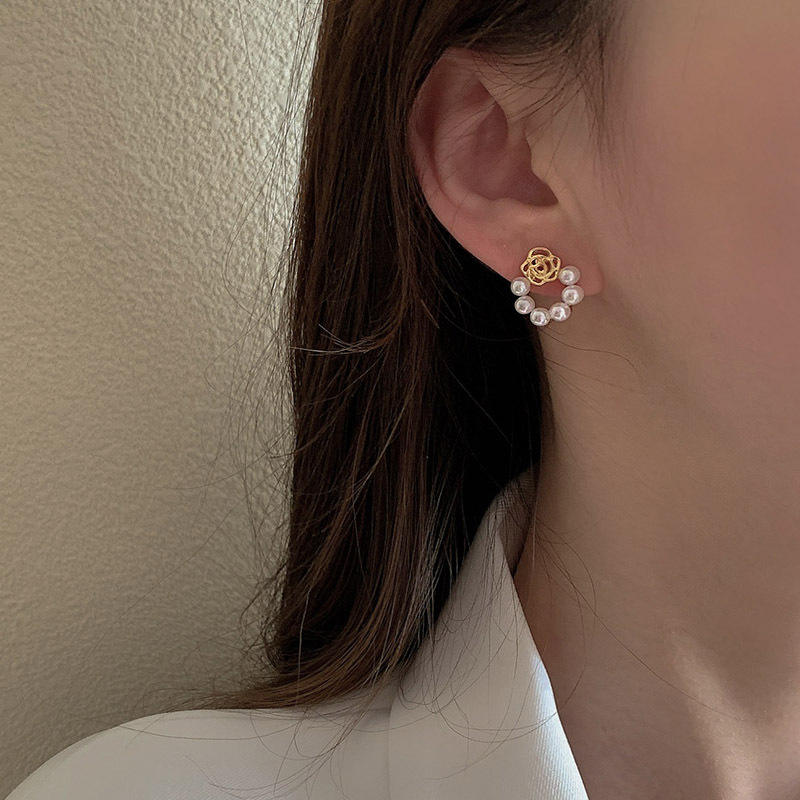 Golden-Flower-Pearls-Earrings 2