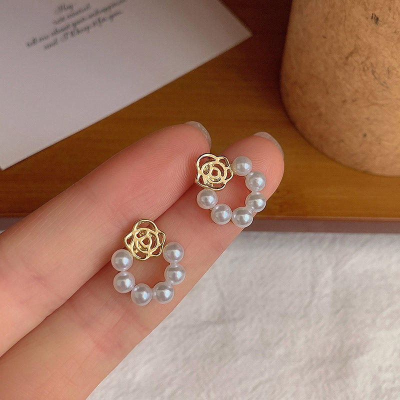 Golden-Flower-Pearls-Earrings 3