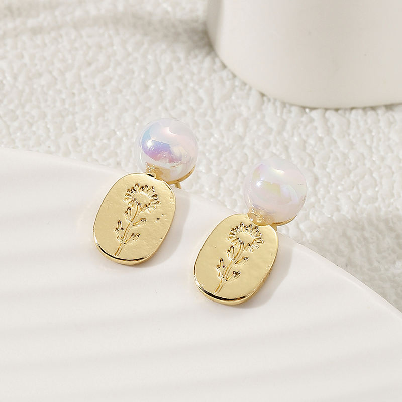 Golden-Oval-Flower-Earrings 1