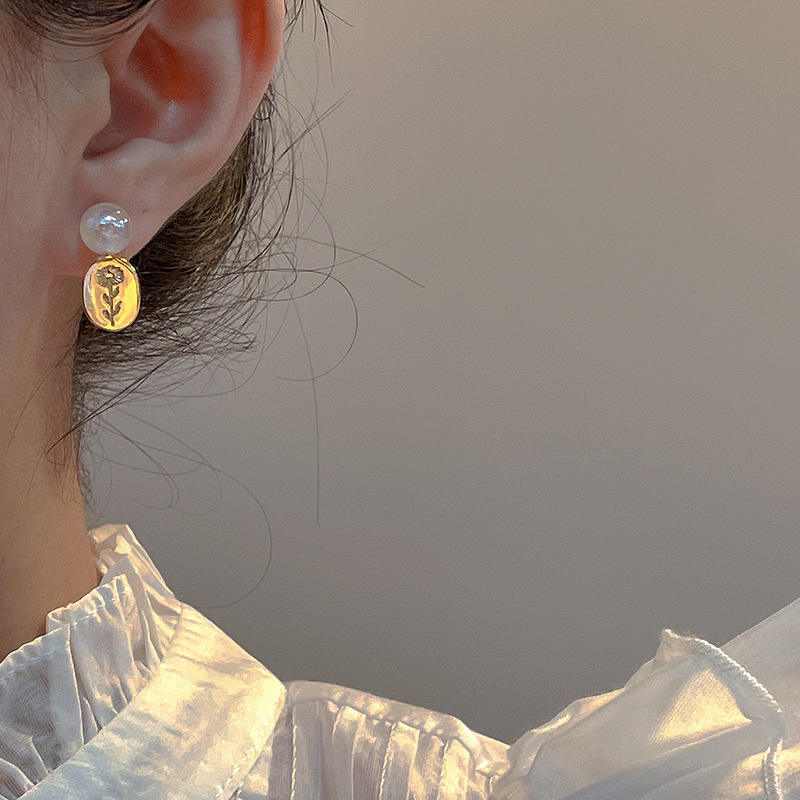 Golden-Oval-Flower-Earrings 2