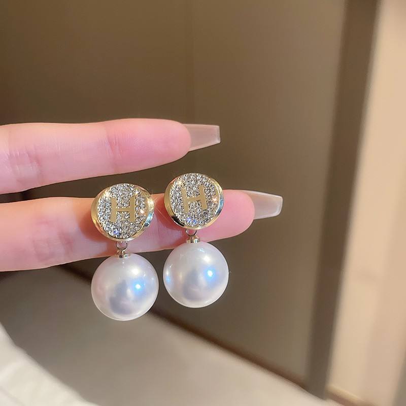 Hot-Chic-Pearl-Earrings 1