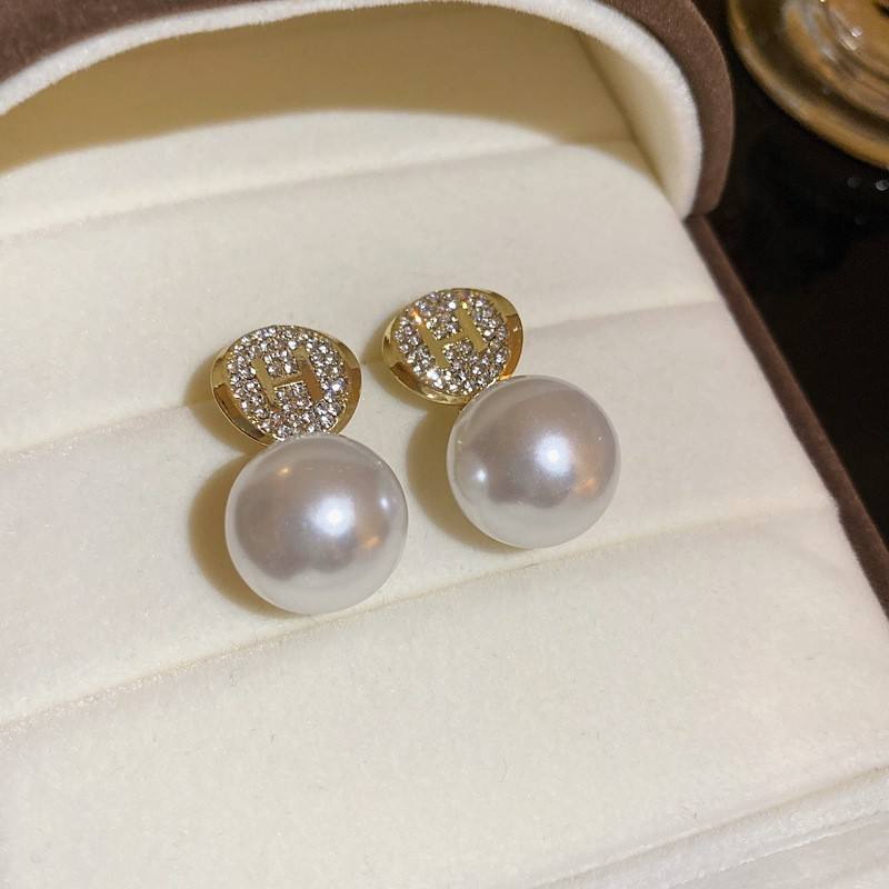 Hot-Chic-Pearl-Earrings 3