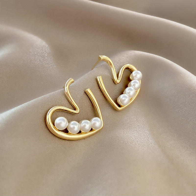 Minimal-Heart-Pearls-Earrings 1