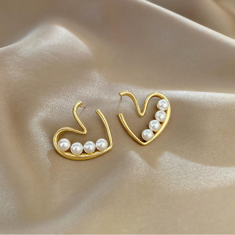 Minimal-Heart-Pearls-Earrings 3