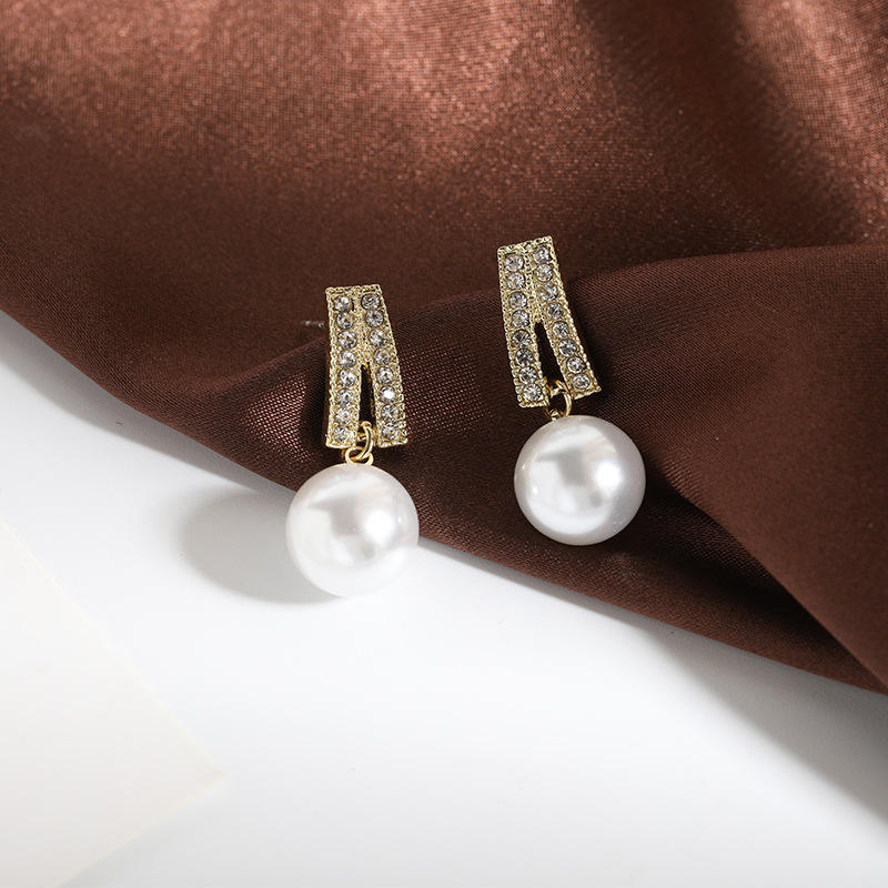 Minimalist-Crystal-Pearldrop-Earrings 2