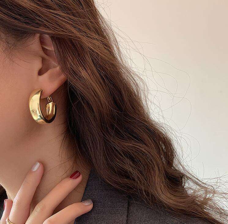 Minimalist-Gold-Hoop-Earrings 2