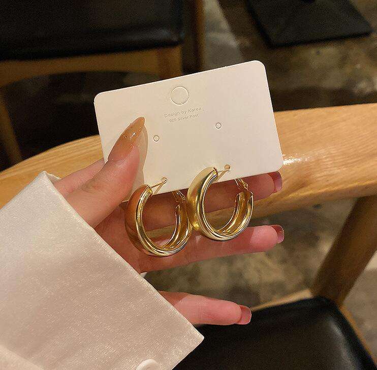 Minimalist-Gold-Hoop-Earrings 3