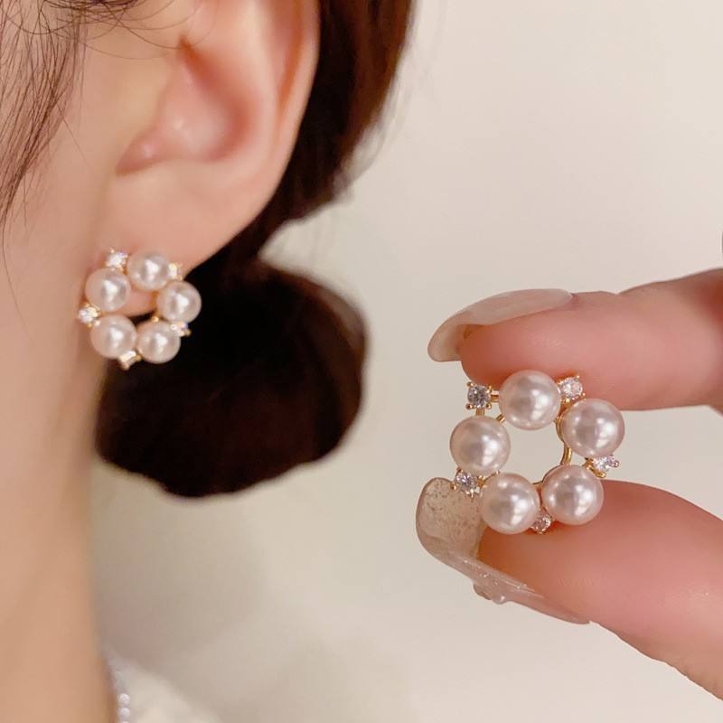Pretty-Ring-of-Pearls-Earrings 2