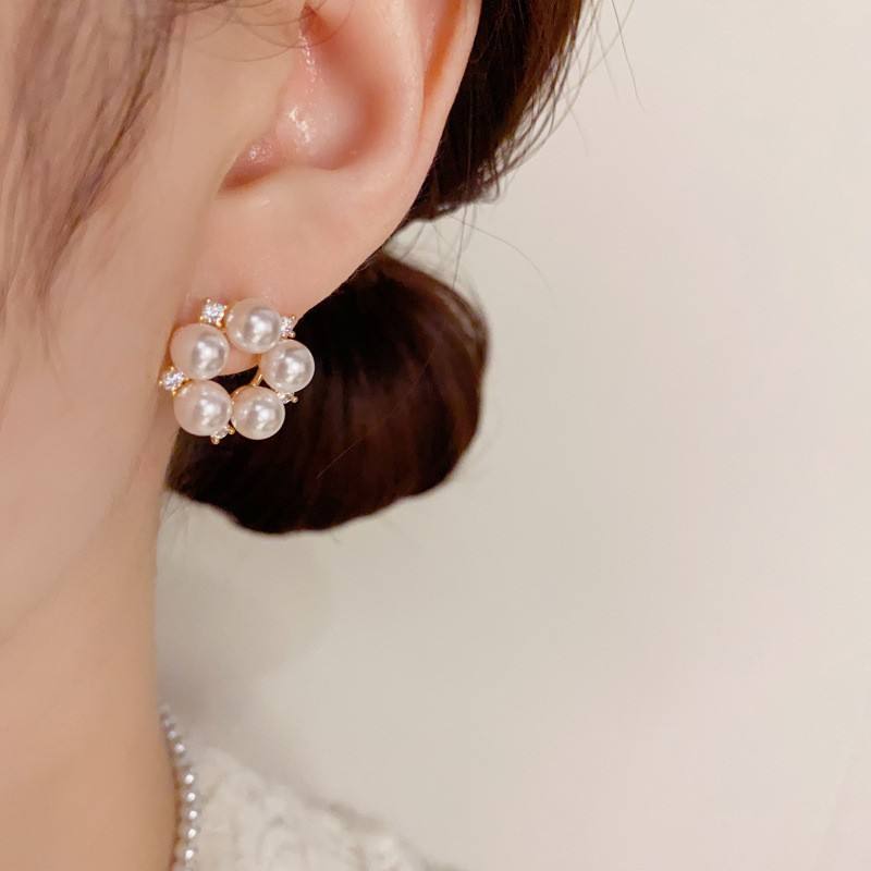 Pretty-Ring-of-Pearls-Earrings 3