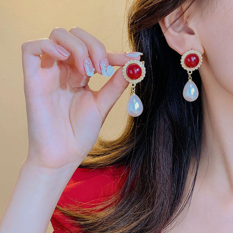 Red-and-White-Pearls-Drop-Earrings 2
