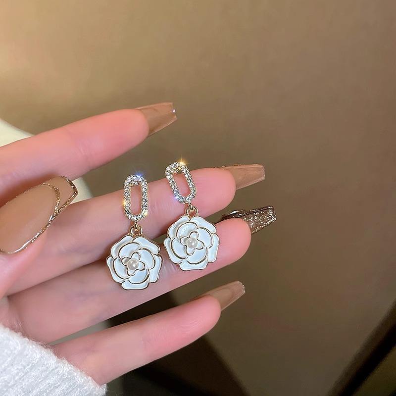 Sparkling-Crystal-Flower-Drop-Earrings 3