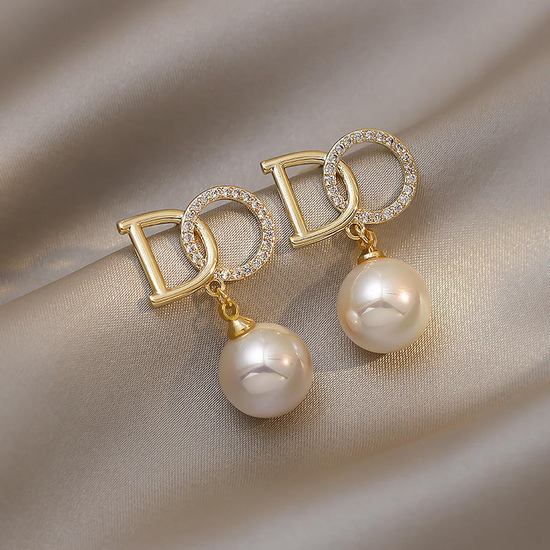 Statement-DO-Pearldrop-Darrings 3