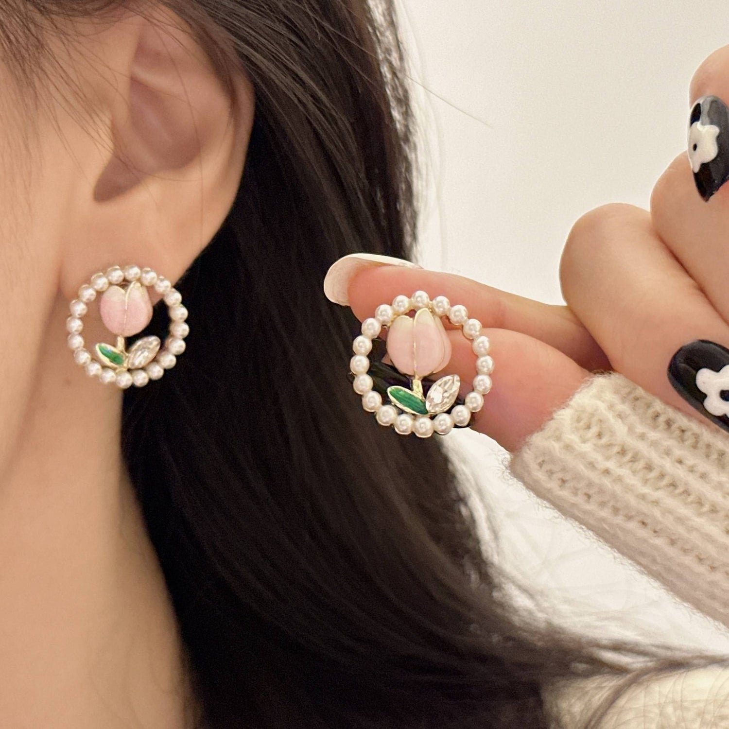 Tulip-in-Pearls-Round-Earrings 2